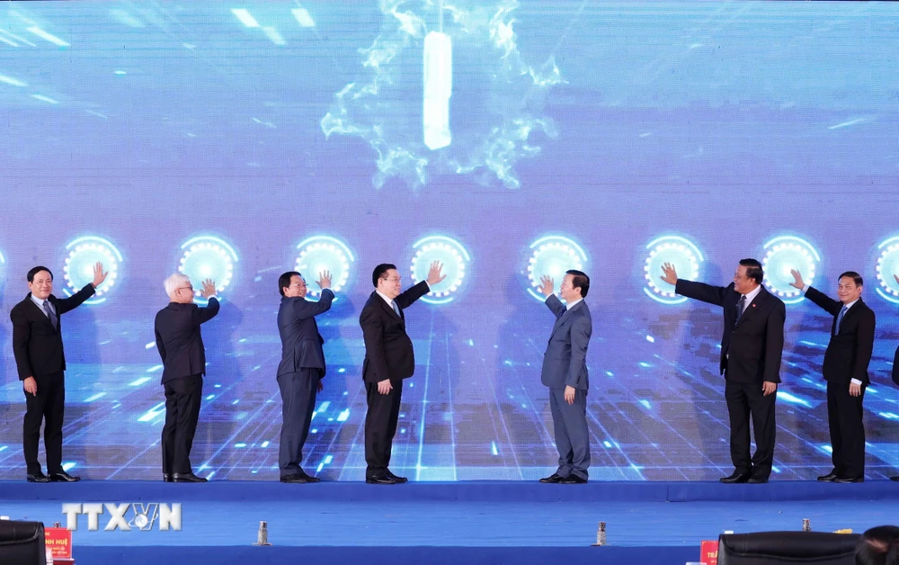 Chủ tịch Quốc hội Vương Đình Huệ và Phó Thủ tướng Trần Hồng Hà cùng các đại biểu thực hiện nghi thức khánh thành Becamex VSIP Bình Định (giai đoạn 1). (Ảnh: Nhan Sáng/TTXVN)