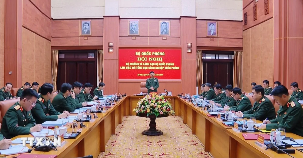 Quang cảnh buổi làm việc giữa Đại tướng Phan Văn Giang và lãnh đạo Tổng cục Công nghiệp Quốc phòng. (Ảnh: Hồng Pha/TTXVN phát)