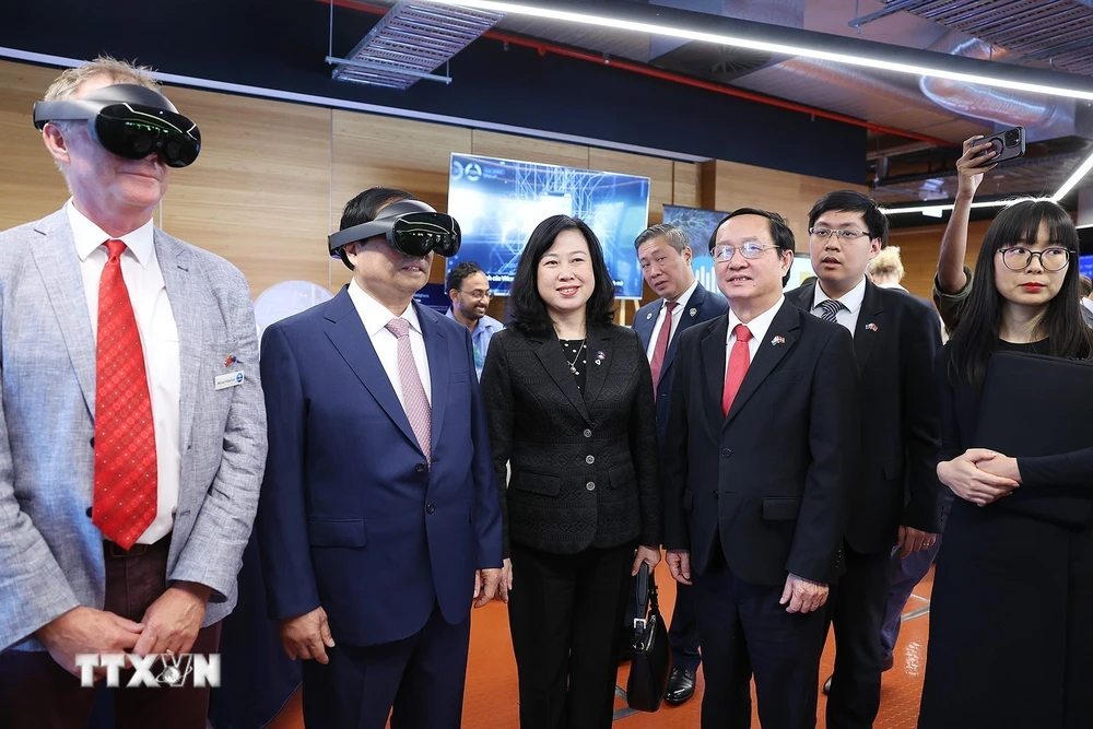 Thủ tướng Phạm Minh Chính trải nghiệm ứng dụng công nghệ do CSIRO nghiên cứu và phát triển. (Ảnh: Dương Giang/TTXVN)