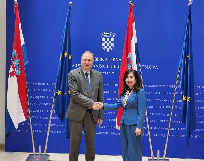 Thứ trưởng Ngoại giao Lê Thị Thu Hằng và Quốc vụ khanh Bộ Ngoại giao và các vấn đề châu Âu của Croatia - ông Frano Matusic.