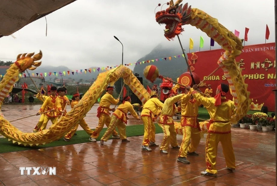 Múa rồng trong Lễ hội chùa Sùng Phúc, huyện Hạ Lang, tỉnh Cao Bằng. (Ảnh: TTXVN phát) 