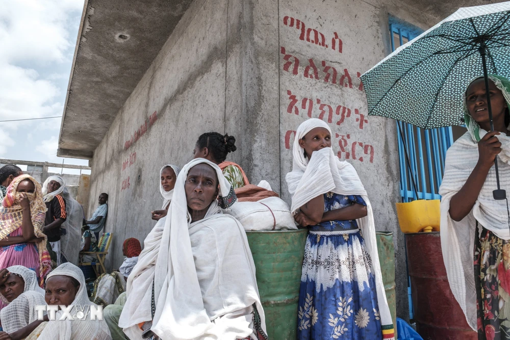 Người dân chờ được phát thực phẩm cứu trợ tại làng Baker, vùng Tigray, Ethiopia. (Ảnh: AFP/TTXVN) 