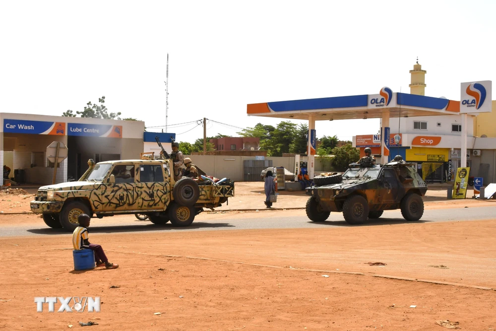 Xe quân sự Pháp (phải) tuần tra tại Niamey, Niger. (Ảnh: AFP/TTXVN) 