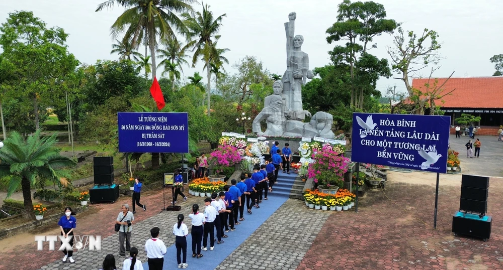 Quang cảnh buổi lễ dâng hương tưởng niệm 56 năm vụ thảm sát Sơn Mỹ ở Quảng Ngãi. (Ảnh: Đinh Hương/TTXVN)