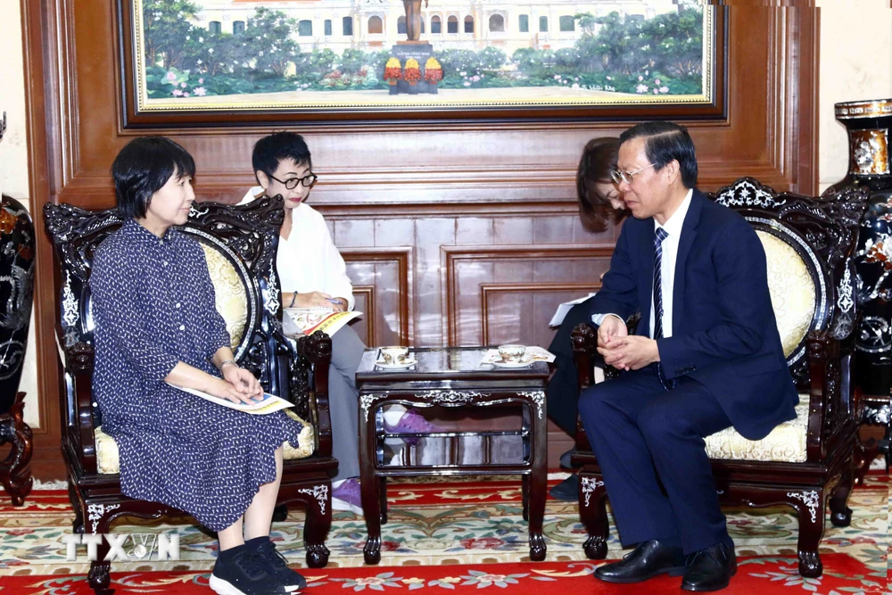 Chủ tịch Ủy ban Nhân dân Thành phố Hồ Chí Minh Phan Văn Mãi tiếp bà Hirose Noriko, Đại sứ Du lịch Thành phố Hồ Chí Minh tại tỉnh Aichi (Nhật Bản). (Ảnh: Xuân Khu/TTXVN)