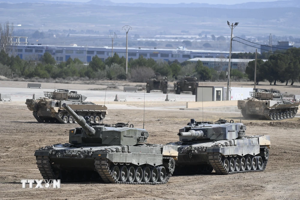 Binh sỹ Ukraine tham gia khóa huấn luyện trên xe tăng Leopard 2 tại Zaragoza, Tây Ban Nha, ngày 13/3/2023. (Nguồn: AFP/TTXVN)