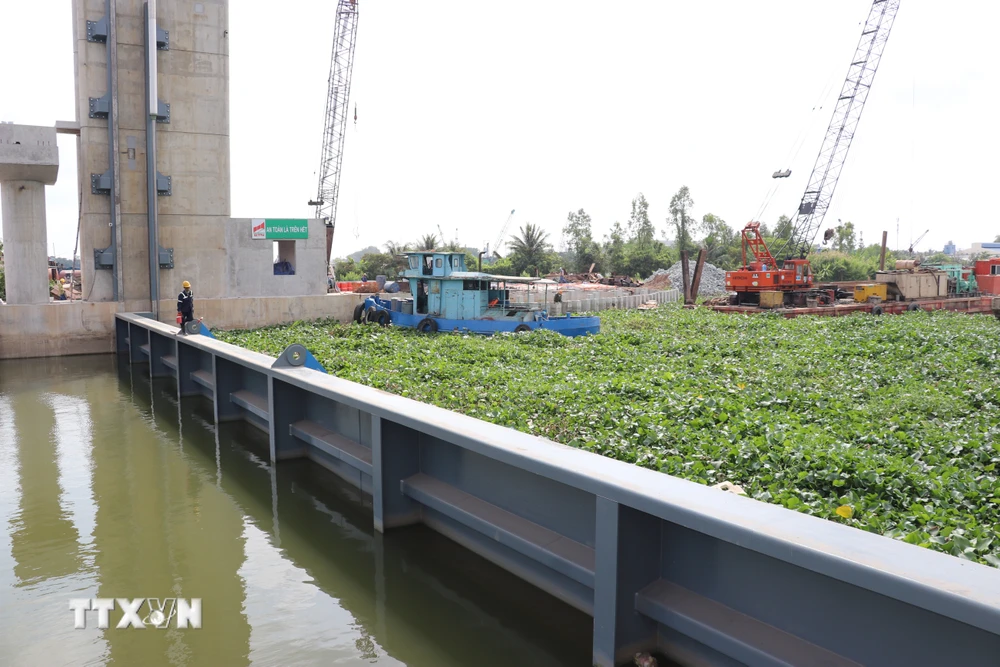 Cống ngăn mặn Nguyễn Tấn Thành (Tiền Giang) phát huy hiệu quả ngăn mặn, trữ ngọt mặc dù vẫn trong quá trình thi công. (Ảnh: Hữu Chí/TTXVN)