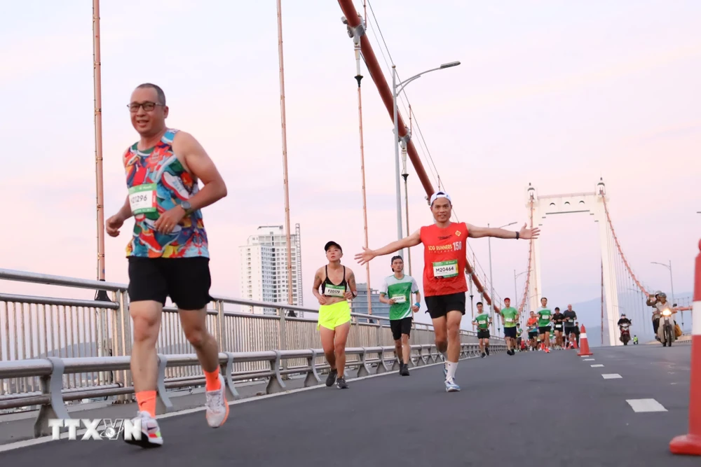 Vận động viên hào hứng tranh tài tại Cuộc thi Marathon Quốc tế Đà Nẵng năm 2023. (Ảnh: Trần Lê Lâm/TTXVN) 