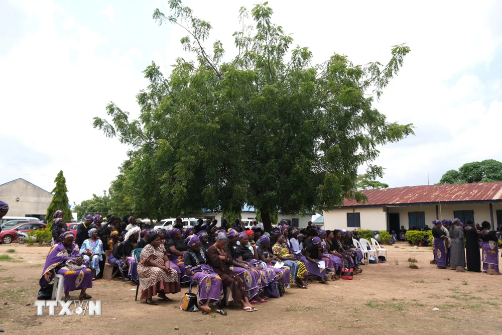 (Tư liệu) Cha mẹ của các học sinh bị bắt cóc tập trung tại trường học ở Chikun, bang Kaduna, Nigeria, cầu nguyện cho các em sớm được trả tự do. (Ảnh: AFP/TTXVN)