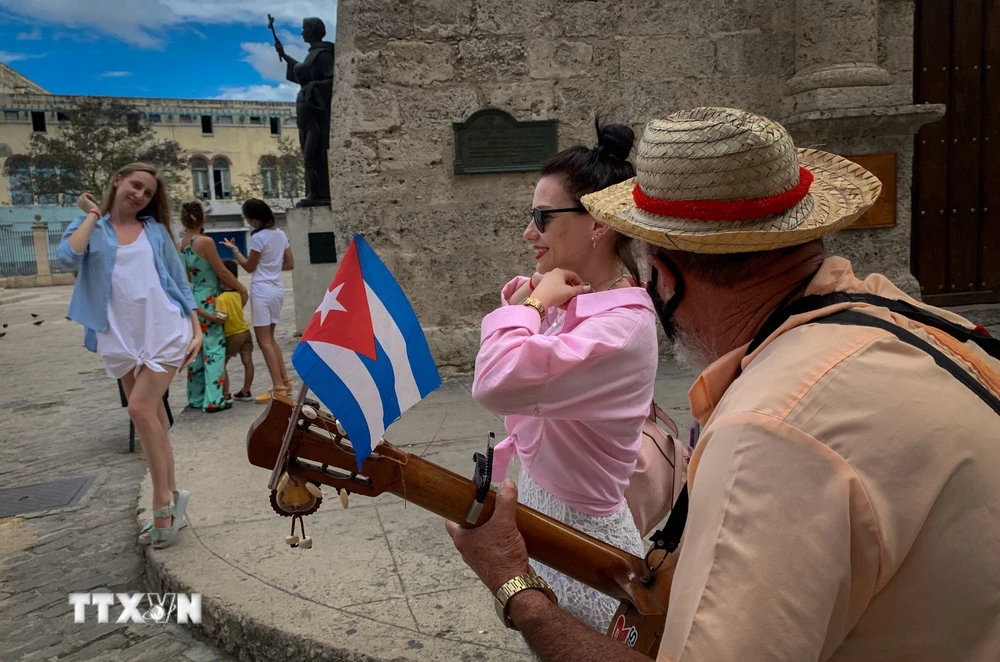 Khách du lịch Nga tham quan thủ đô La Habana, Cuba. (Ảnh: AFP/TTXVN)