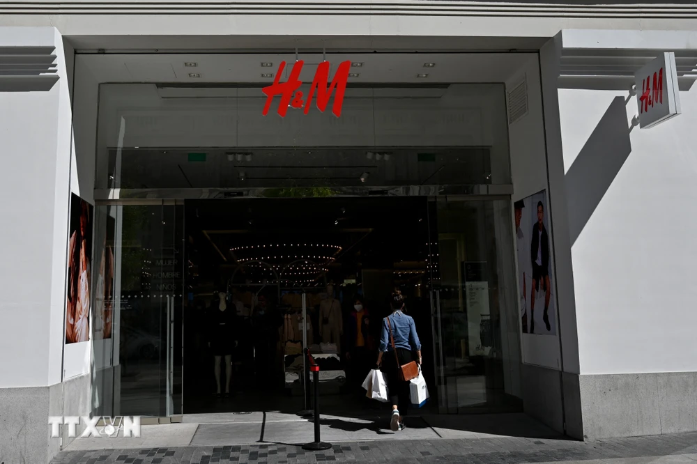 (Tư liệu) Một cửa hàng của H&M tại Madrid, Tây Ban Nha. (Ảnh: AFP/TTXVN)