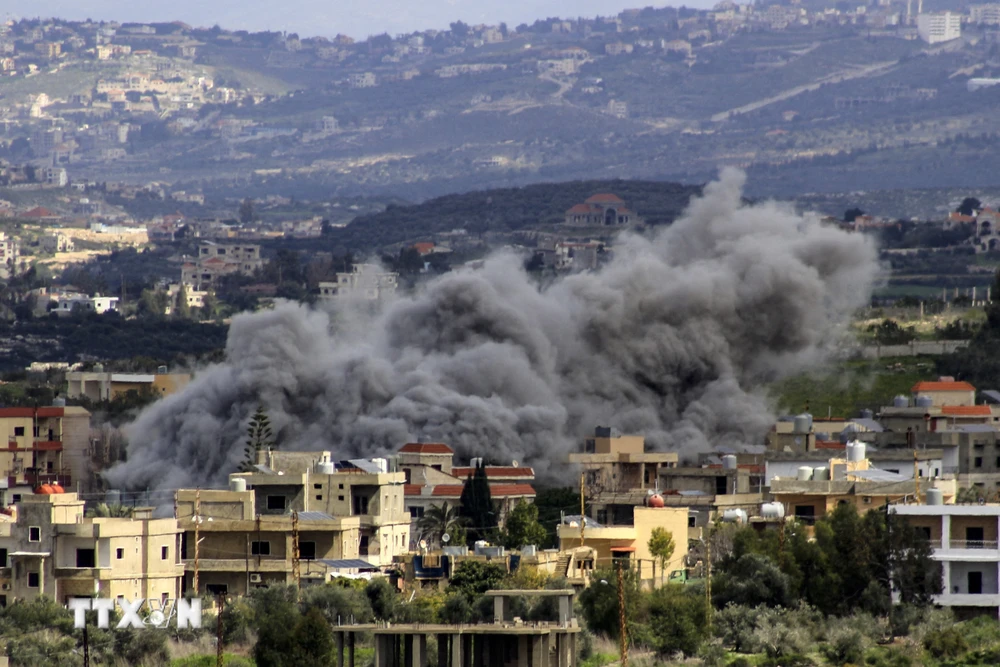 Khói bốc lên từ làng Majdal Zoun ở miền Nam Liban sau cuộc tấn công của Israel ngày 9/3/2024. (Ảnh: AFP/TTXVN)