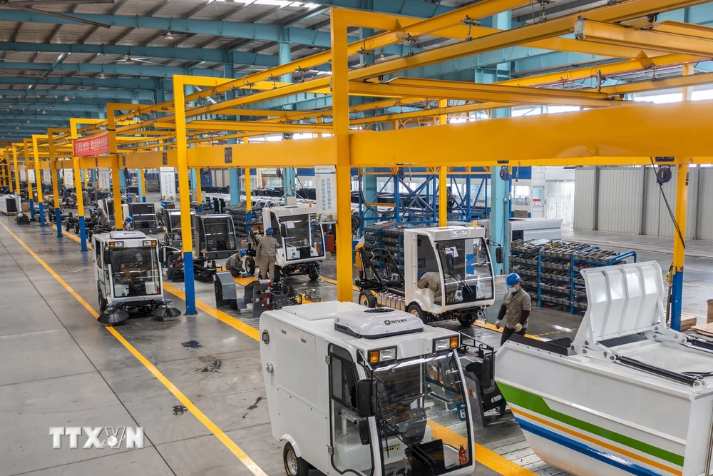 Công nhân làm việc trong phân xưởng sản xuất xe điện tại đặc khu phát triển kinh tế Phồn Xương ở tỉnh An Huy, Trung Quốc. (Ảnh: THX/TTXVN)