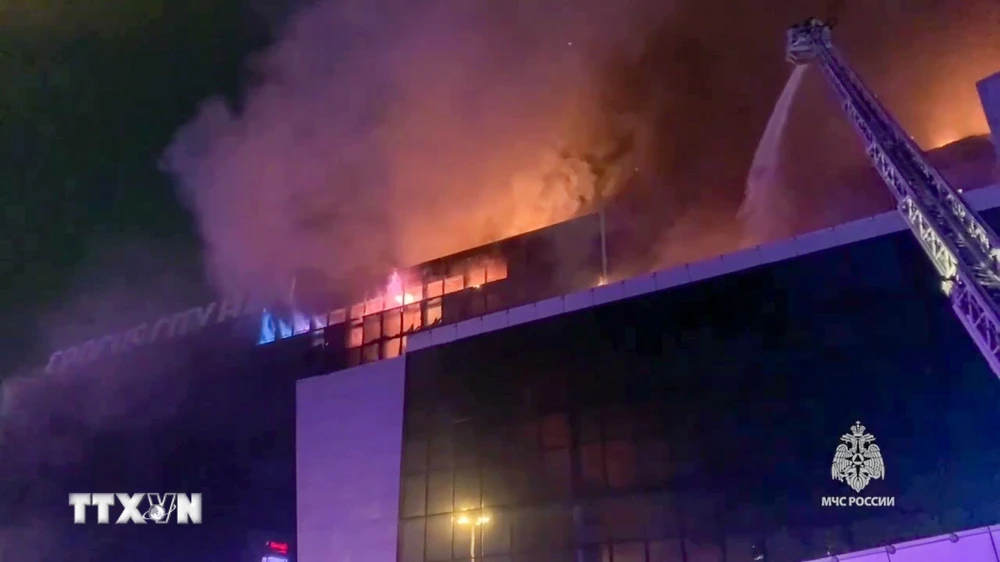 Lửa cháy dữ dội tại hiện trường vụ tấn công vào phòng hòa nhạc của trung tâm thương mại “Crocus City Hall” ở Moskva, Nga tối 22/3/2024. (Ảnh: AA/TTXVN)