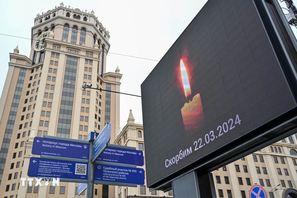 Hình ảnh cây nến tưởng niệm các nạn nhân vụ tấn công khủng bố tại nhà hát Crocus City Hall ở Moskva, ngày 23/3/2024. (Ảnh: THX/TTXVN)