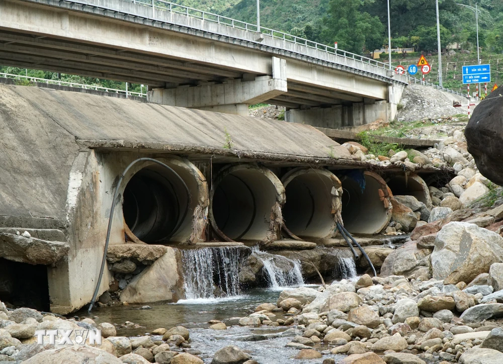 Các ống bêtông đưa nước suối Lương qua dưới đường dẫn Nam hầm Hải Vân hiện đã bị hư hỏng, nứt vỡ sau nhiều năm sử dụng. (Ảnh: Quốc Dũng/TTXVN)