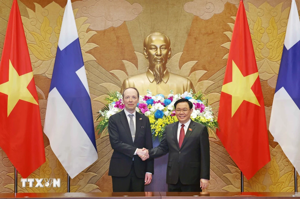 Chủ tịch Quốc hội Vương Đình Huệ và Chủ tịch Quốc hội Cộng hòa Phần Lan Jussi Halla-aho. (Ảnh: Nhan Sáng/ TTXVN)