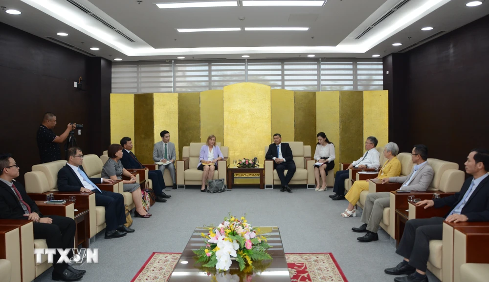 Phó Chủ tịch thường trực UBND thành phố Đà Nẵng Hồ Kỳ Minh chủ trì đón tiếp bà Susan Burns, Tổng lãnh sự Hoa Kỳ tại thành phố Hồ Chí Minh đến thăm và làm việc tại thành phố Đà Nẵng. (Ảnh: Văn Dũng/TTXVN)