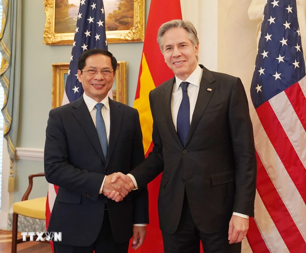 Bộ trưởng Ngoại giao Bùi Thanh Sơn và Bộ trưởng Ngoại giao Hoa Kỳ Antony Blinken. (Ảnh: Kiều Trang/TTXVN)
