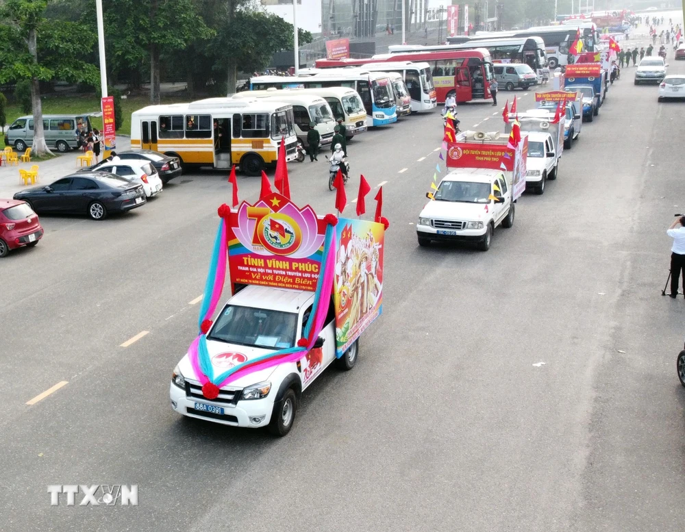 Đoàn xe tuyên truyền lưu động các tỉnh, thành phố xuất quân. (Ảnh: Hoàng Hùng/TTXVN)