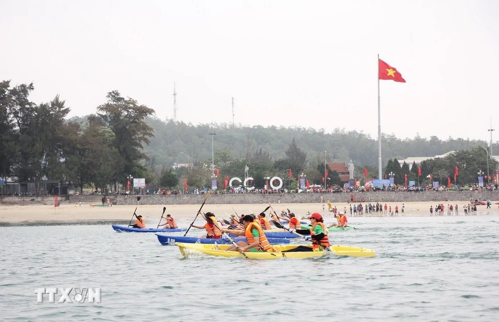 Giải đua thuyền Kayak cũng là dịp để huyện đảo Cô Tô quảng bá hình ảnh đến du khách. (Ảnh: Thanh Vân/ TTXVN)