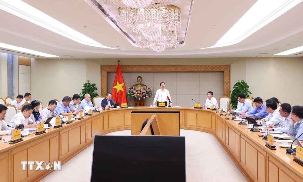 Phó Thủ tướng Trần Hồng Hà chủ trì cuộc họp về Dự thảo Nghị định quy định cơ chế, chính sách khuyến khích phát triển điện mặt trời áp mái. (Ảnh: Văn Điệp/TTXVN)