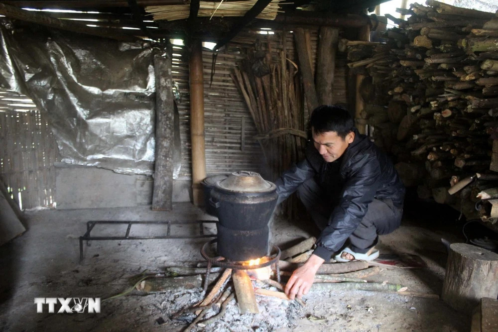 Anh Hà Văn Mùi, thôn Bồng, xã Lũng Niêm, huyện Bá Thước, tỉnh Thanh Hóa lên khu tái định cư mới năm 2014 nhưng hiện vẫn chưa nhận được tiền hỗ trợ tái định cư. (Ảnh: Nguyễn Nam/TTXVN)