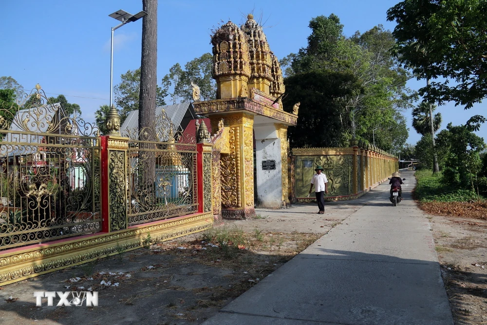 Các ngôi chùa được sơn sửa, xây mới trên địa bàn huyện Châu Thành, tỉnh Kiên Giang. (Ảnh: Lê Sen/ TTXVN)