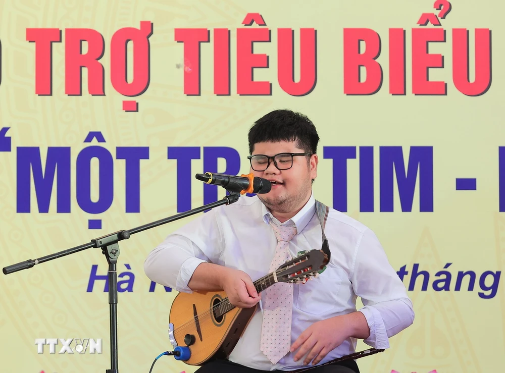 Nghệ sỹ khiếm thị Bùi Ngọc Thịnh (Khánh Hòa) vượt qua nghịch cảnh, sử dụng thành thạo 14 nhạc cụ, đoạt nhiều giải thưởng. (Ảnh: Hoàng Hiếu/TTXVN)