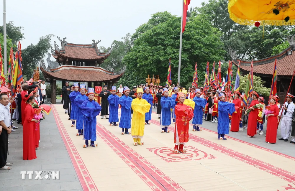 Đội tế xã Chu Hóa (thành phố Việt Trì) thực hiện lễ tế Đức Quốc Tổ Lạc Long Quân theo lễ nghi truyền thống. (Ảnh: Tạ Toàn/TTXVN)