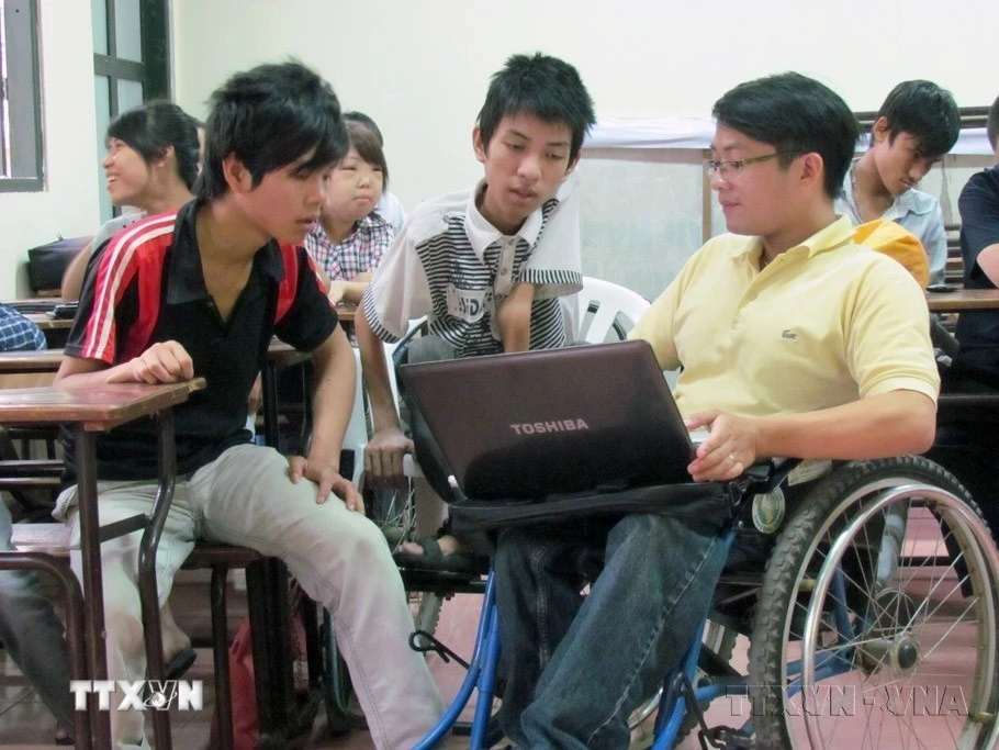 Người khuyết tật ở huyện Thăng Bình, tỉnh Quảng Nam được hỗ trợ nghề nghiệp từ Dự án “Hãy nắm tay Tôi” giai đoạn 2018-2021. (Ảnh: TTXVN phát)