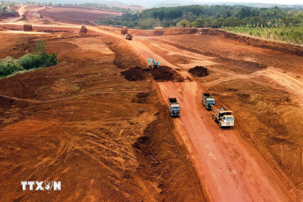 Khai thác quặng bauxite phục vụ chế biến alumin tại Công ty Nhôm Đắk Nông. (Ảnh: Hưng Thịnh/TTXVN)