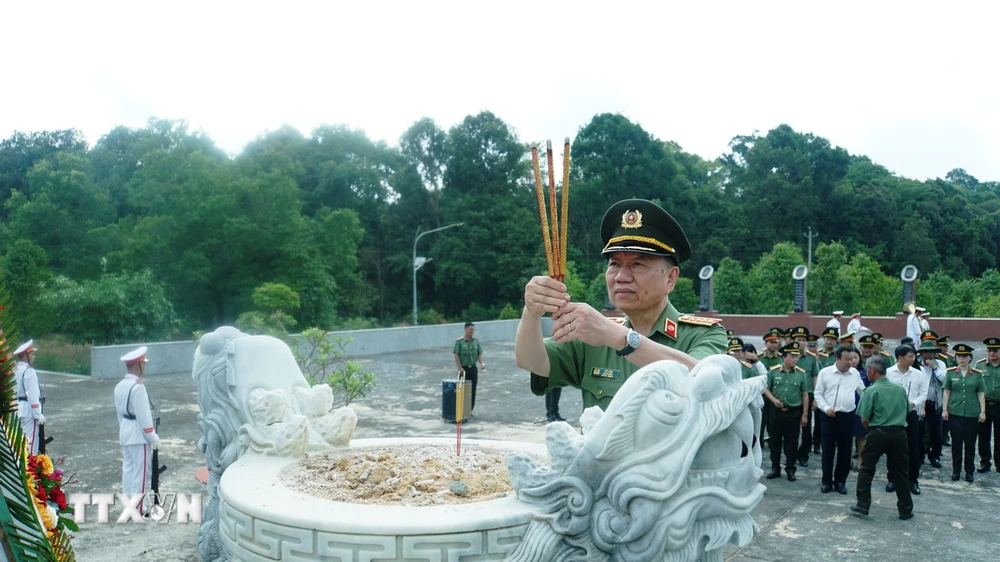 Đại tướng Tô Lâm, Bộ trưởng Bộ Công an dâng hương tại Khu Di tích lịch sử Ban An ninh Trung ương cục miền Nam. (Ảnh: Thanh Tân/ TTXVN)