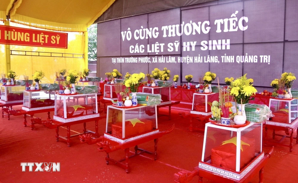 Lễ truy điệu và an táng 12 hài cốt liệt sỹ tại Nghĩa trang Liệt sỹ huyện Hải Lăng. (Ảnh: Nguyên Linh/TTXVN)