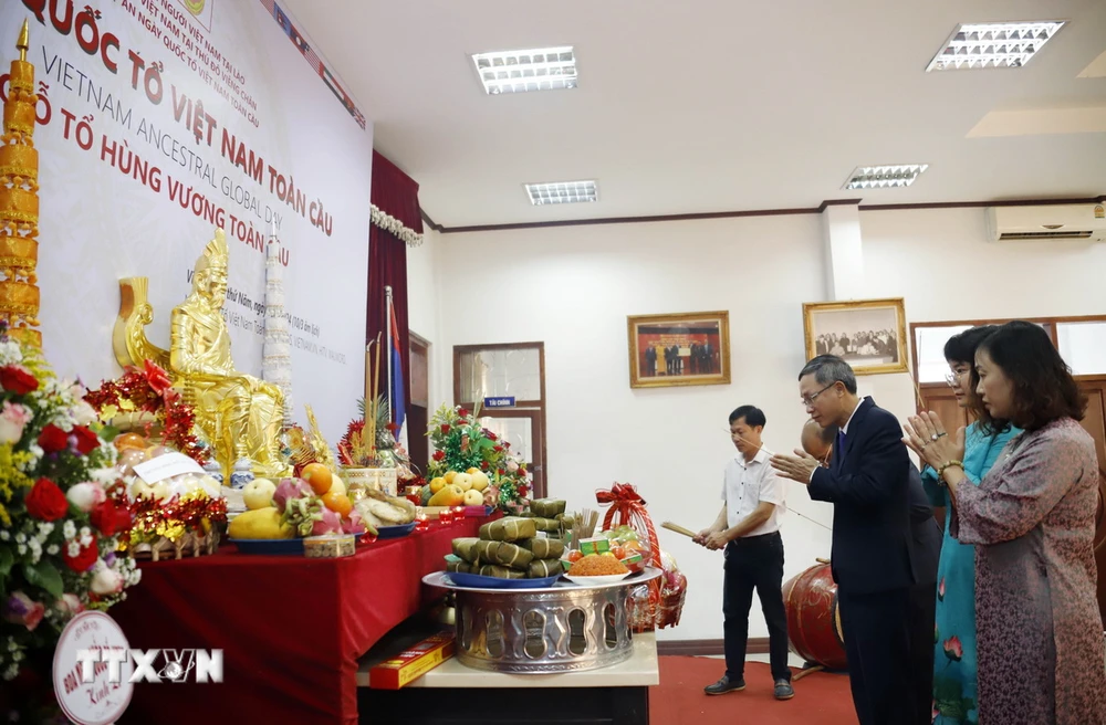 Đoàn Đại sứ quán Việt Nam tại Lào thành kính dâng hương tri ân các Vua Hùng. (Ảnh: Phạm Kiên/TTXVN)