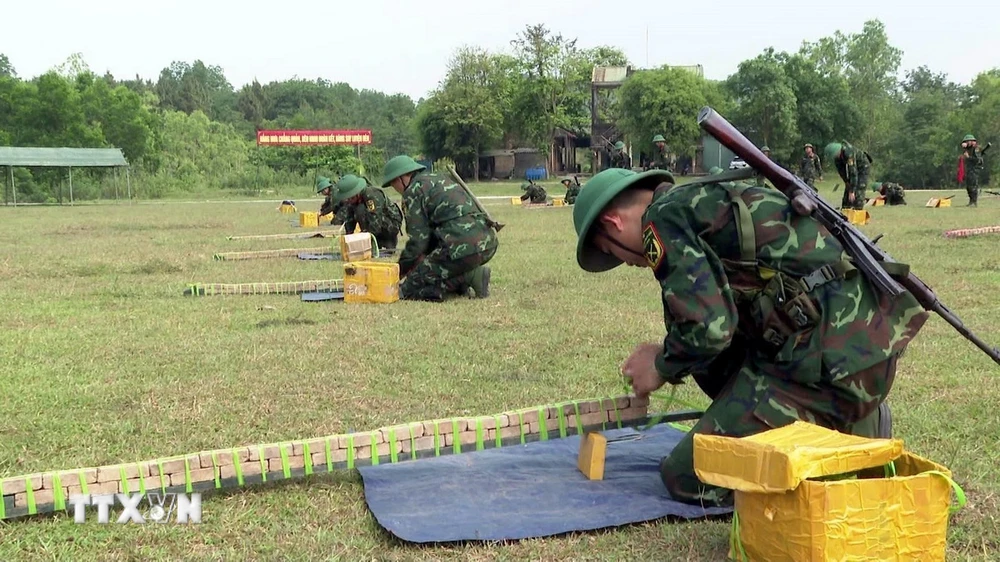 Các tân binh Tiểu đoàn 42 thực hành bài huấn luyện đánh thuốc nổ. (Ảnh: TTXVN phát)