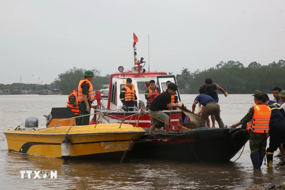 Thi thể của 1 trong 4 nạn nhân mất tích do lật thuyền tại Quảng Ninh được tìm thấy. (Ảnh: TTXVN phát)