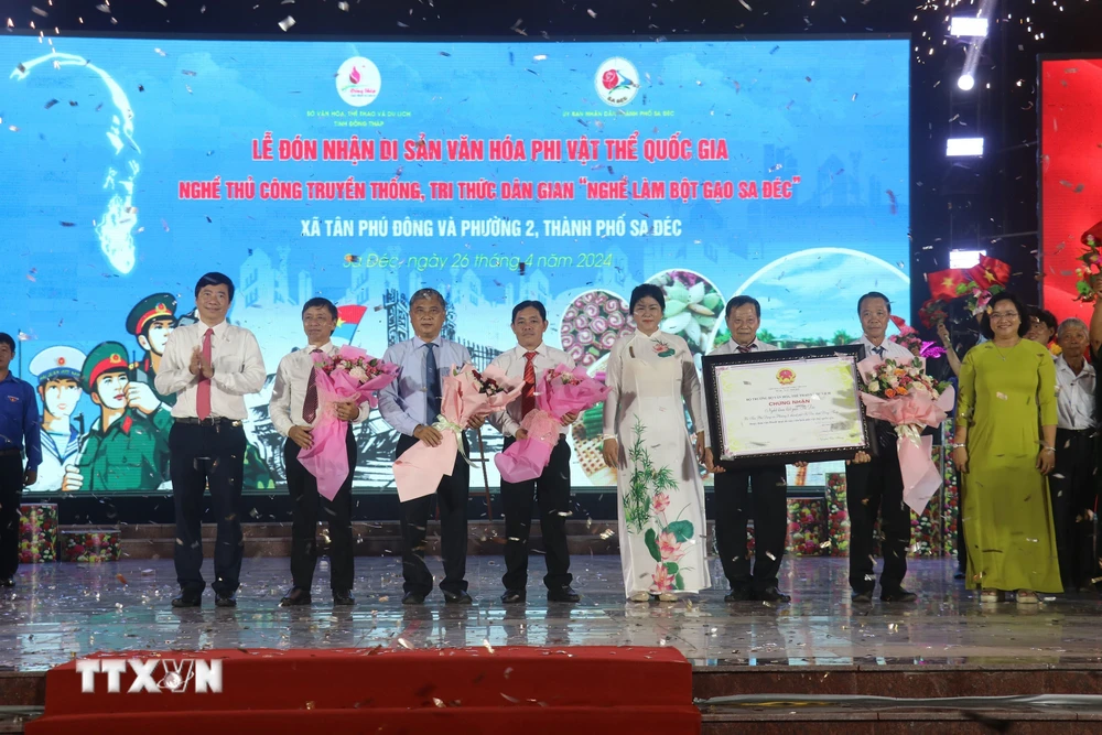 Lãnh đạo thành phố Sa Đéc nhận chứng nhận Di sản Văn hóa phi vật thể Quốc gia Nghề thủ công truyền thống, Tri thức dân gian “Nghề làm bột gạo Sa Đéc.”(Ảnh: Nguyễn Văn Trí/TTXVN)