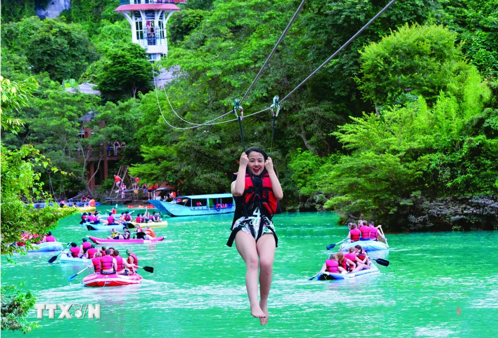Du khách trải nghiệm các trò chơi tại Khu du lịch Sông Chày-Hang tối (Vườn Quốc gia Phong Nha-Kẻ Bàng). (Ảnh: TTXVN phát)