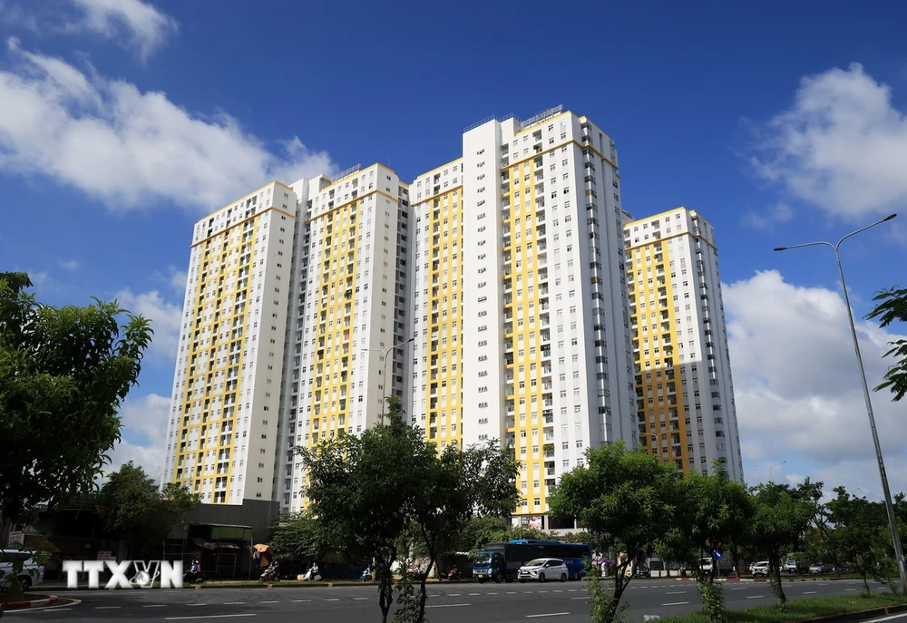 Các block chung cư trên đường Võ Văn Kiệt, quận Bình Tân, Thành phố Hồ Chí Minh. (Ảnh: Hồng Đạt/TTXVN)