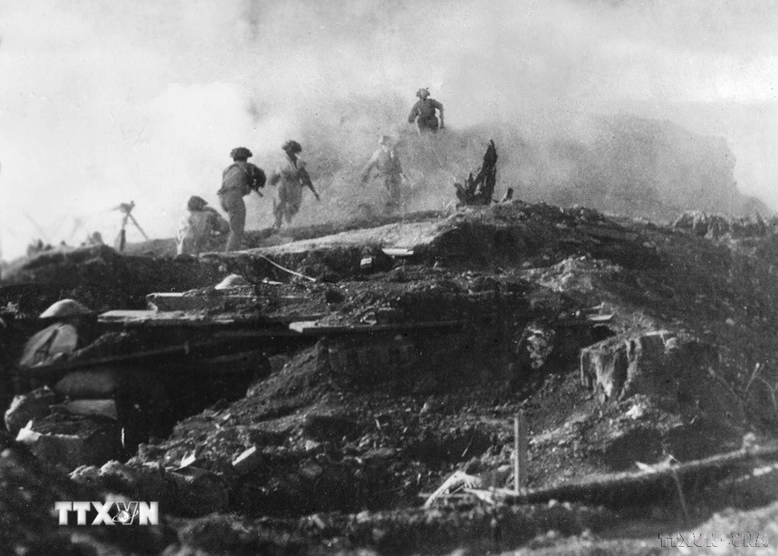 Bộ đội ta tấn công các vị trí xung yếu của địch trên đồi A1, ngày 6/5/1954. (Ảnh: Tư liệu TTXVN)
