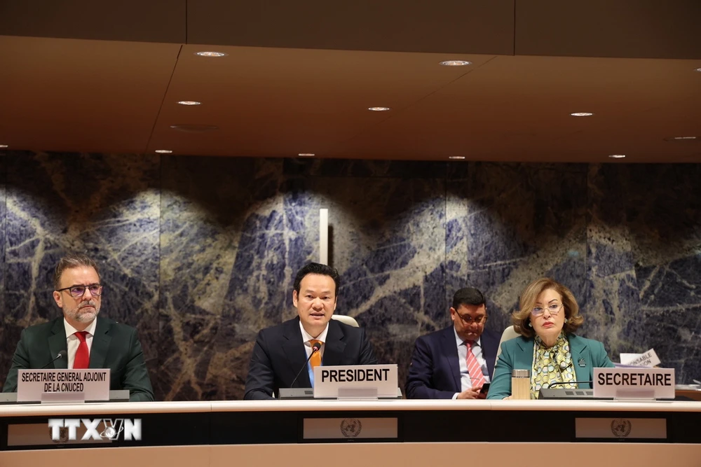 Đại sứ Mai Phan Dũng chủ trì kỳ họp thứ 14 của Ủy ban Đầu tư, Doanh nghiệp và Phát triển thuộc khuôn khổ UNCTAD. (Ảnh: Anh Hiển/TTXVN).
