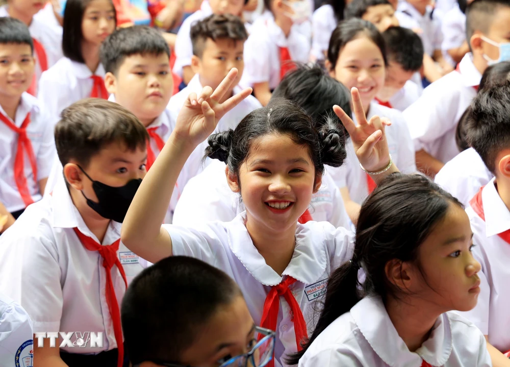 Học sinh trường Tiểu học Phạm Ngọc Thạch (phường 13, quận Phú Nhuận, Thành phố Hồ Chí Minh) vui mừng chào đón năm học mới 2023- 2024. (Ảnh: Hồng Đạt/TTXVN)