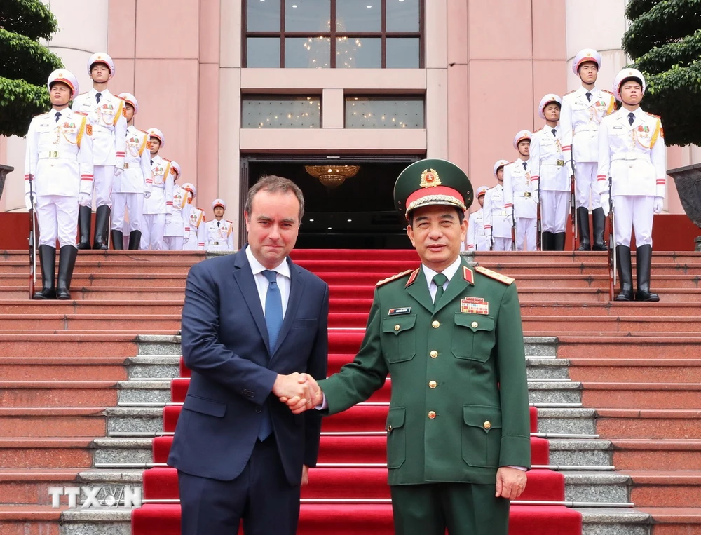 Bộ trưởng Quốc phòng Phan Văn Giang đón Bộ trưởng Quân đội Pháp Sébastien Lecornu. (Ảnh: Trọng Đức/ TTXVN)