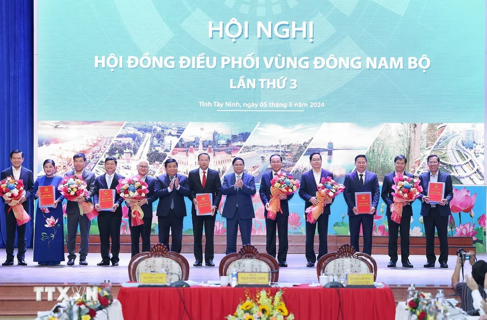Thủ tướng Phạm Minh Chính trao Quyết định phê duyệt Quy hoạch vùng Đông Nam Bộ cho lãnh đạo các tỉnh, thành phố. (Ảnh: Dương Giang/TTXVN)