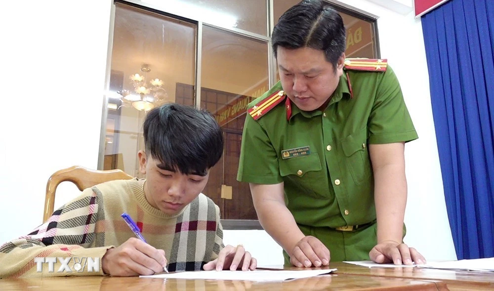 Công an tỉnh An Giang tống đạt các Quyết định và Lệnh bắt tạm giam đối với Lê Văn Giàu. (Ảnh: TTXVN phát)