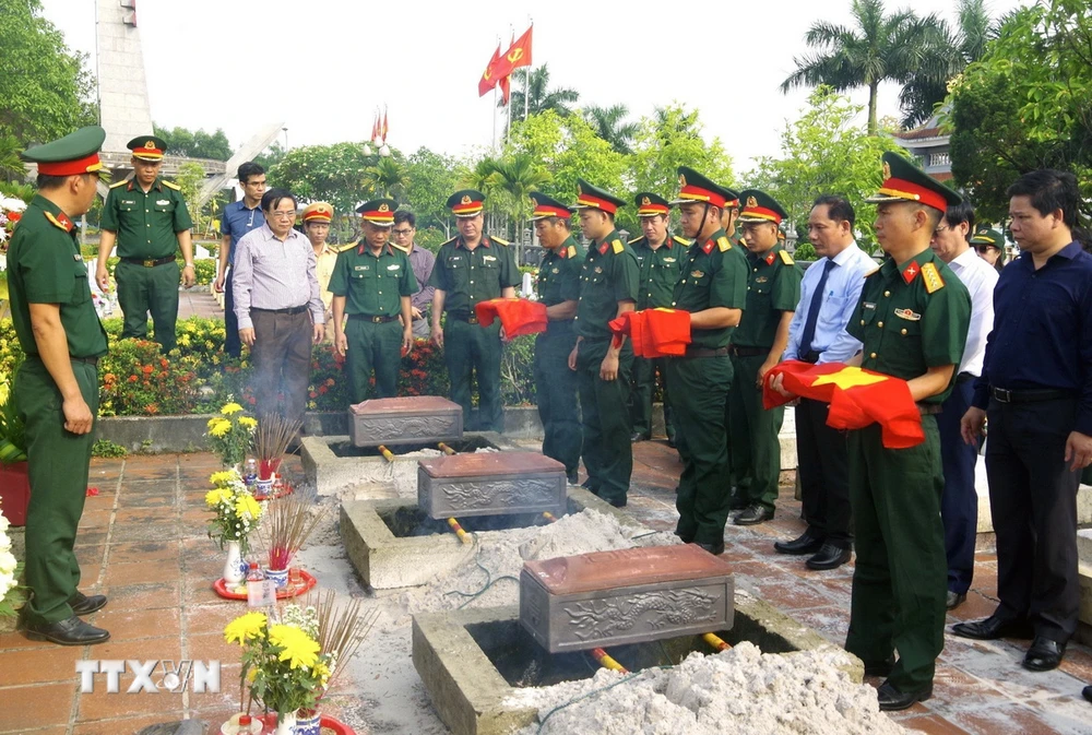 An táng 3 hài cốt liệt sỹ tại Nghĩa trang Liệt sỹ thị xã Quảng Trị. (Ảnh: Nguyên Linh/TTXVN)