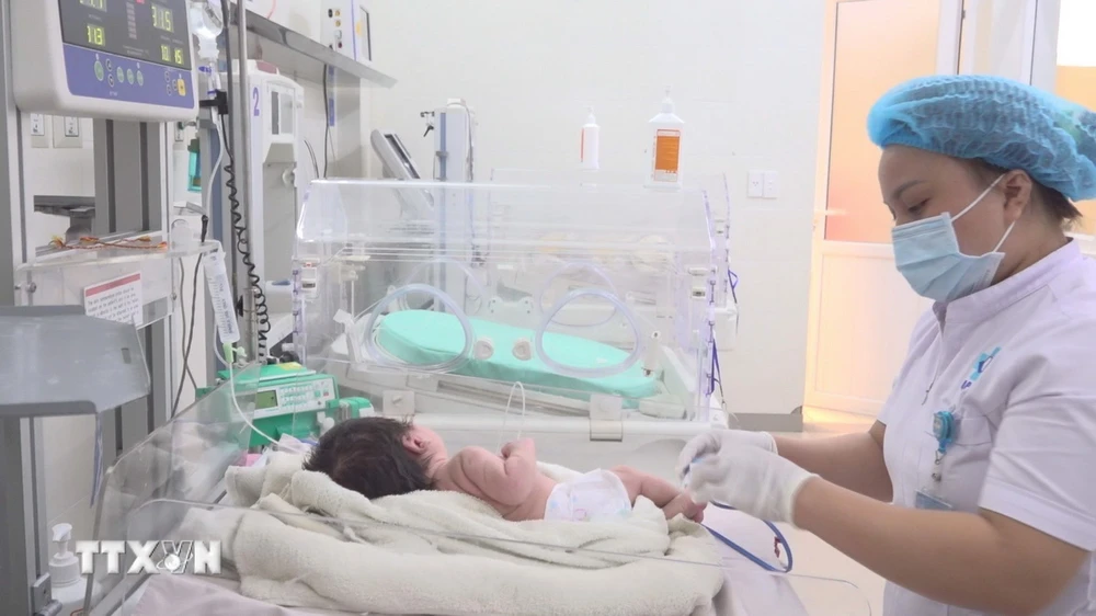 Điều dưỡng chăm sóc trẻ sinh non bị các bệnh lý nặng tại Khoa Sơ sinh, Bệnh viện Sản-Nhi Quảng Ngãi. (Ảnh: TTXVN phát)