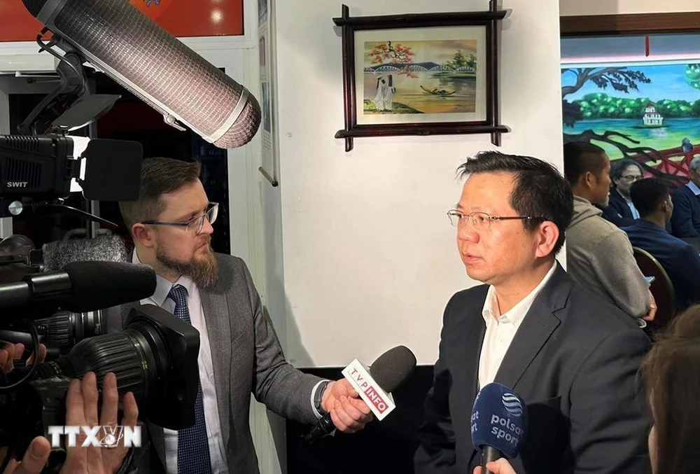 Đại sứ Việt Nam tại Ba Lan Hà Hoàng Hải trả lời phỏng vấn truyền thông Ba Lan. (Ảnh: TTXVN phát)