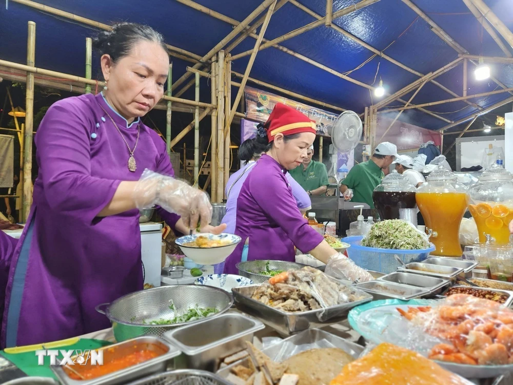 Tuần lễ ẩm thực truyền thống Huế 2024 giới thiệu đa dạng các món ăn. (Ảnh: Mai Trang/TTXVN)